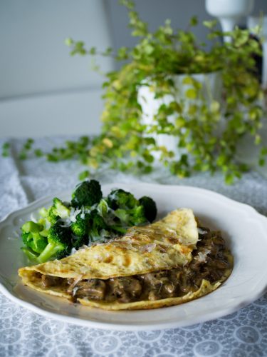 Champinjonomelett med broccoli och parmesan - omelett recept
