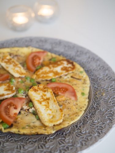 Halloumioelett med gröna ärtor - omelettrecept