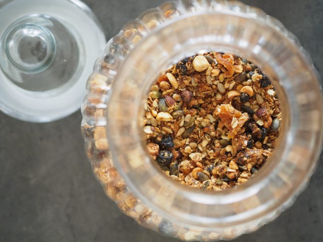 Mellanmål för barn - granola med nötter